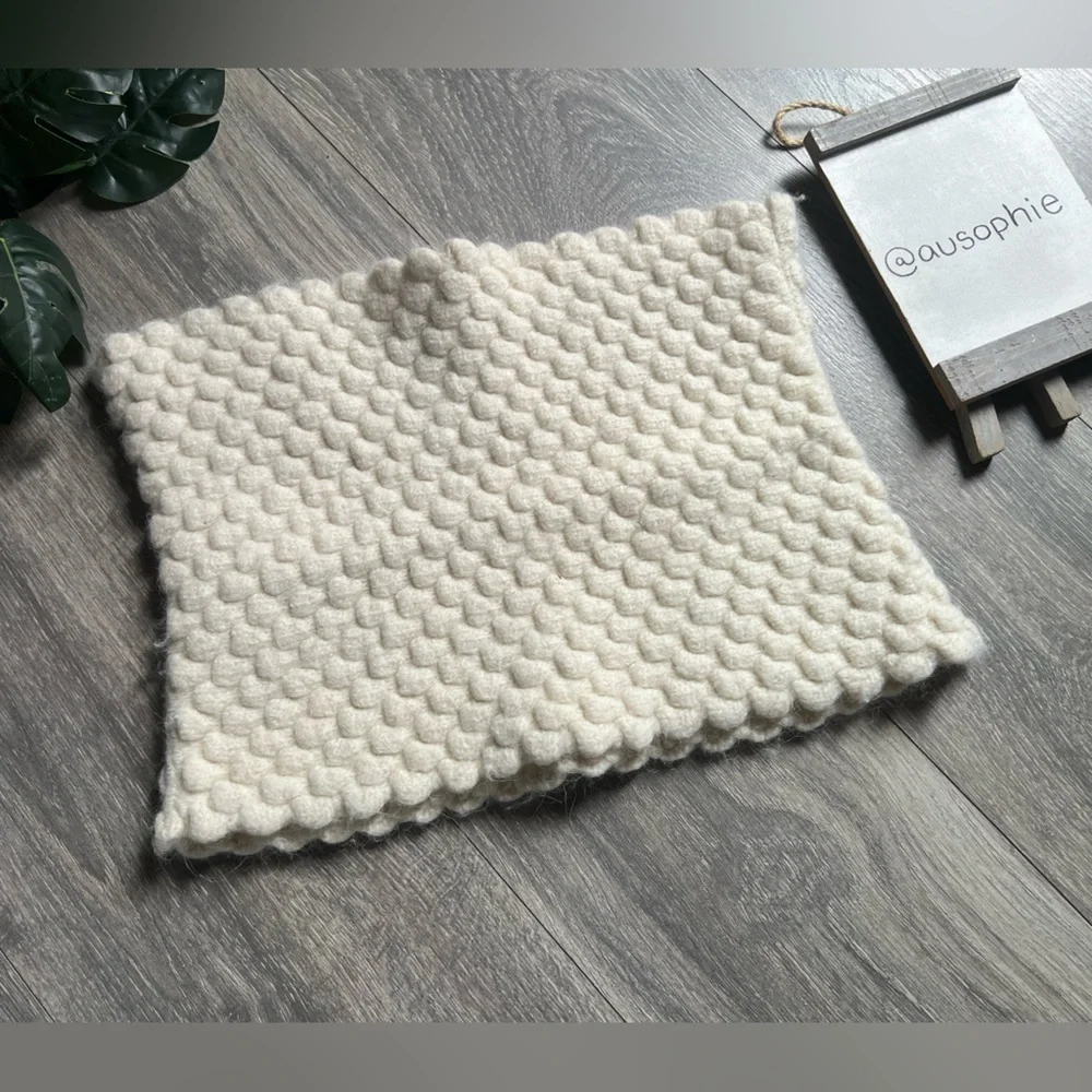 Banana Republic Elegant Italian Yarn Funnel Neck Warmer Infinity Scarf in Cream.